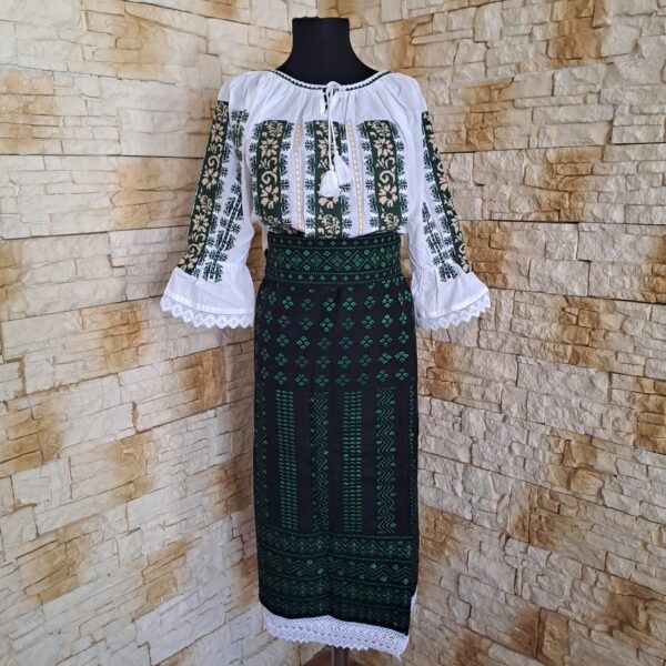 COSTUM TRADITIONAL 3 PIESE {CATRINTA, BRAU, IE} – CT 054
