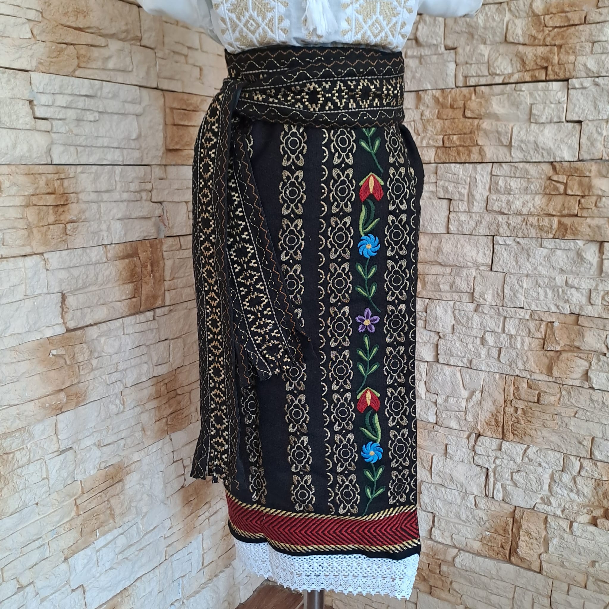 COSTUM TRADITIONAL 2 PIESE {CATRINTA, BRAU, } – CT 084