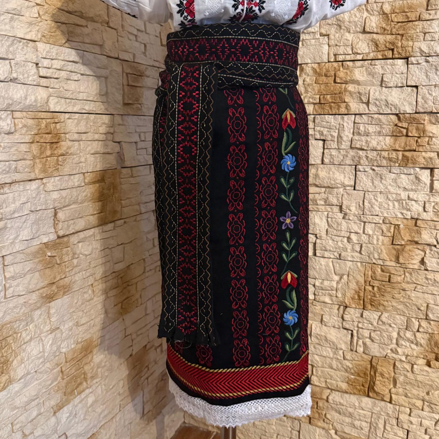 COSTUM TRADITIONAL 2 PIESE {CATRINTA, BRAU, } – CT 083