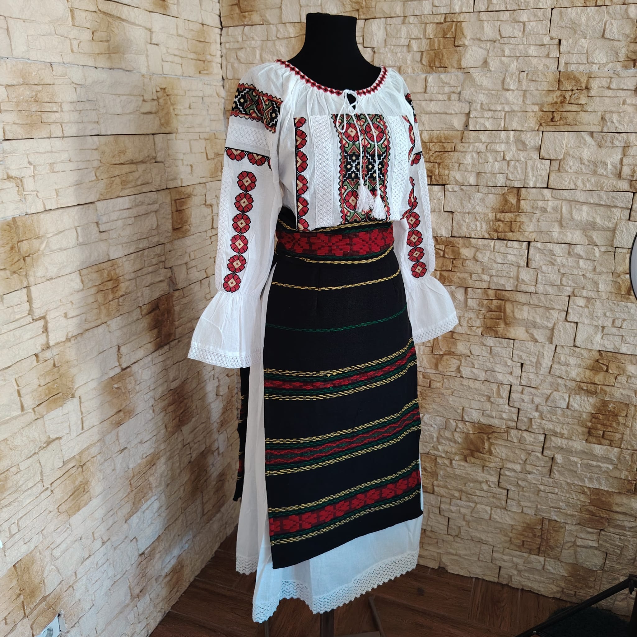 COSTUM TRADITIONAL 4 PIESE {Set de 2 Fote Țesute (Față/Spate), Brâu, poale si ie} – CT 120 - imagine 2