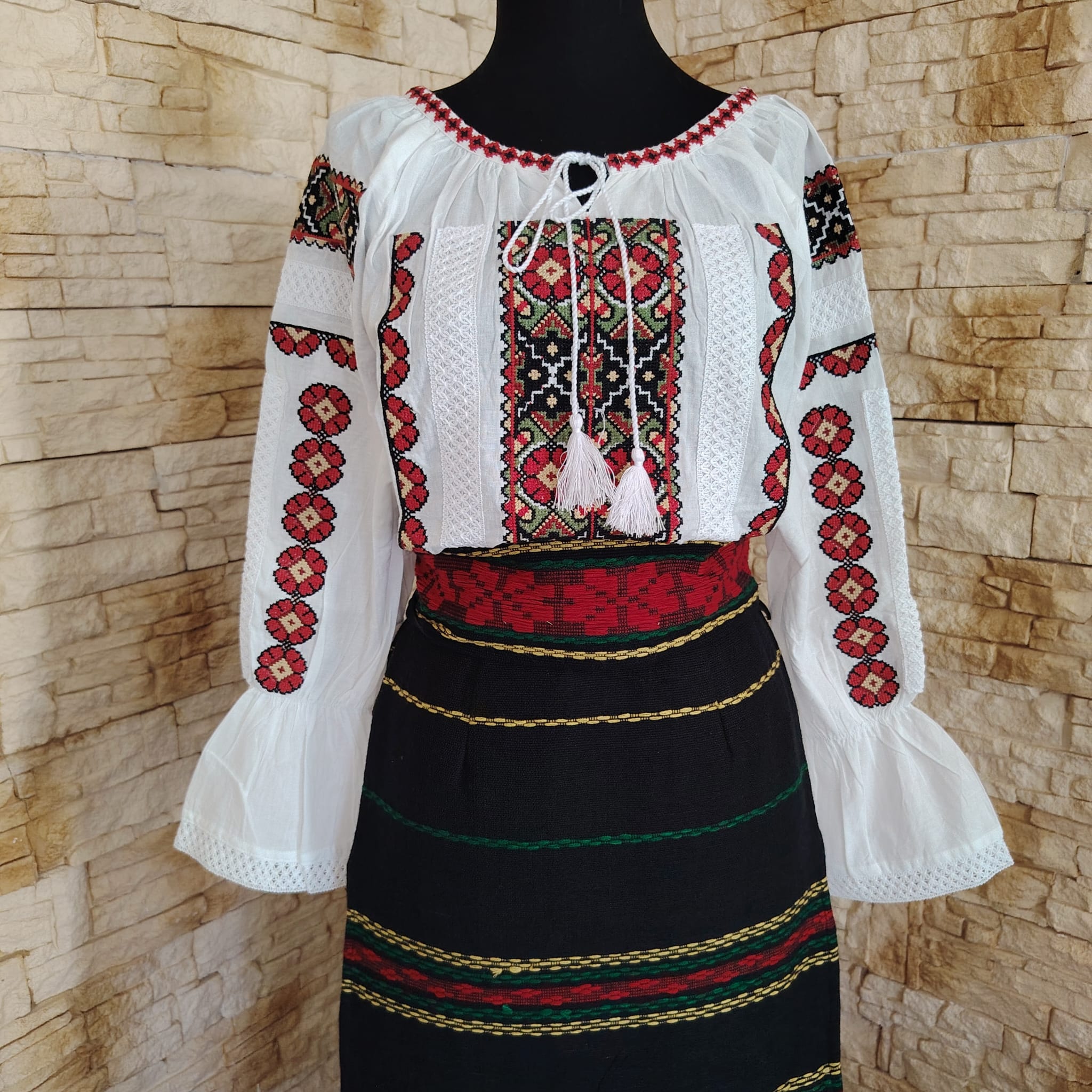 COSTUM TRADITIONAL 4 PIESE {Set de 2 Fote Țesute (Față/Spate), Brâu, poale si ie} – CT 120 - imagine 3