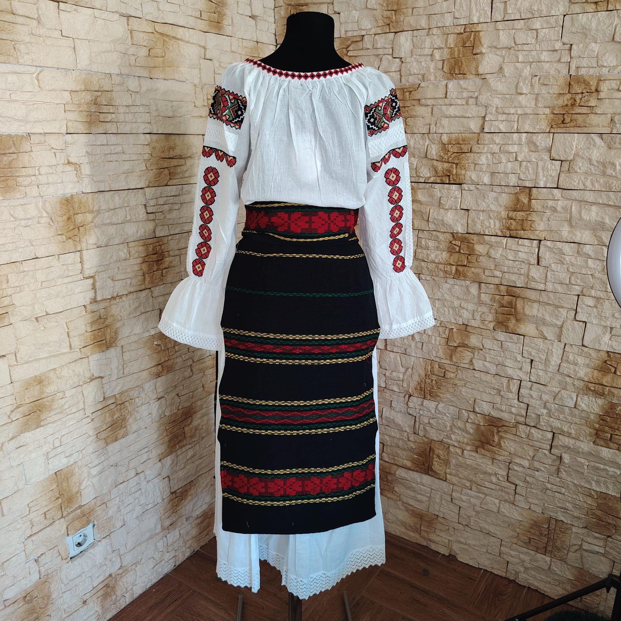 COSTUM TRADITIONAL 4 PIESE {Set de 2 Fote Țesute (Față/Spate), Brâu, poale si ie} – CT 120 - imagine 4