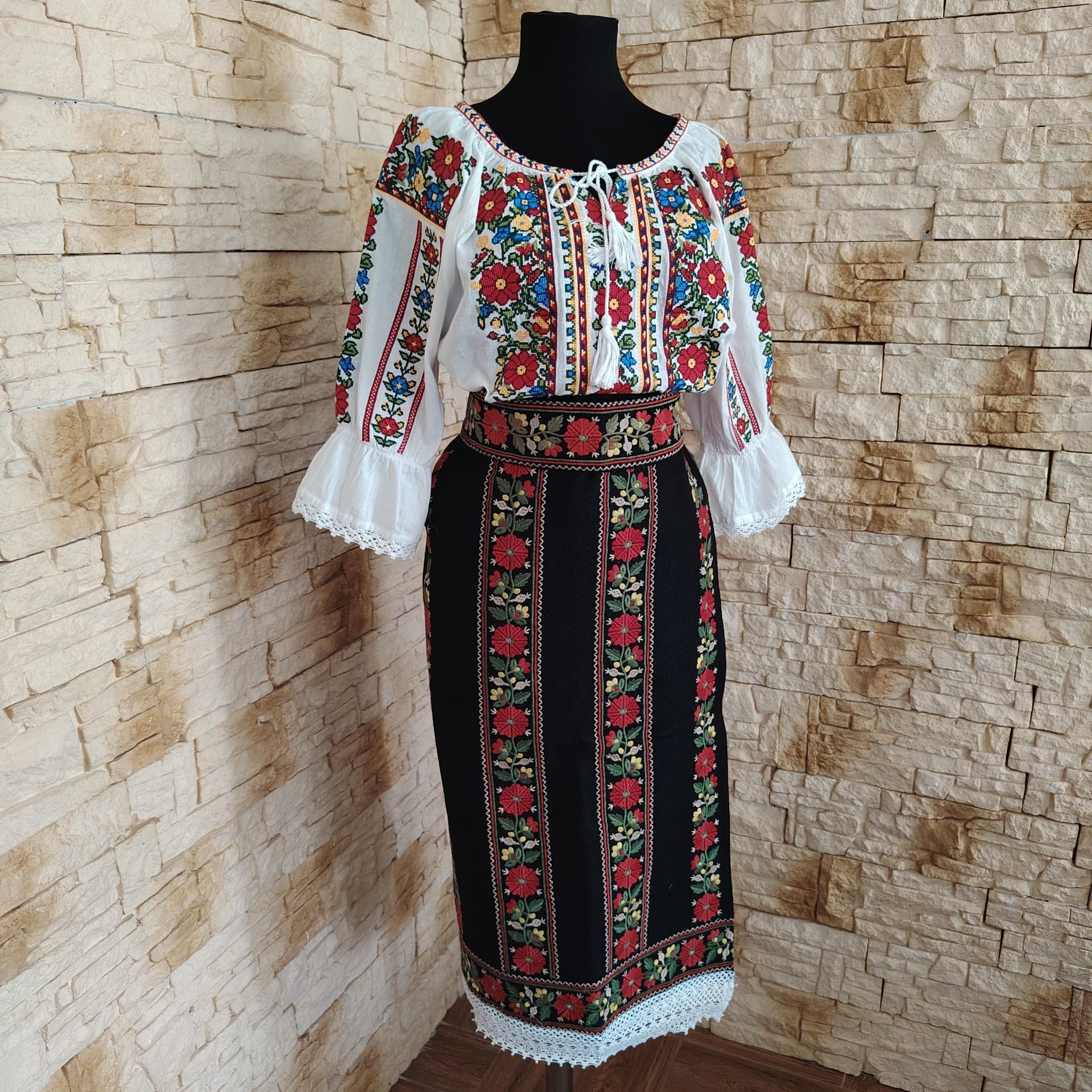 COSTUM TRADITIONAL 3 PIESE {CATRINTA, BRAU, IE} – CT 121 - imagine 3